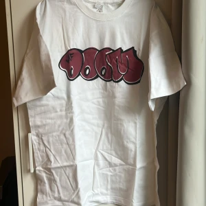 Mf doom t-shirt - En tröja med MF-Doom-tryck på, alltså inte merch. 