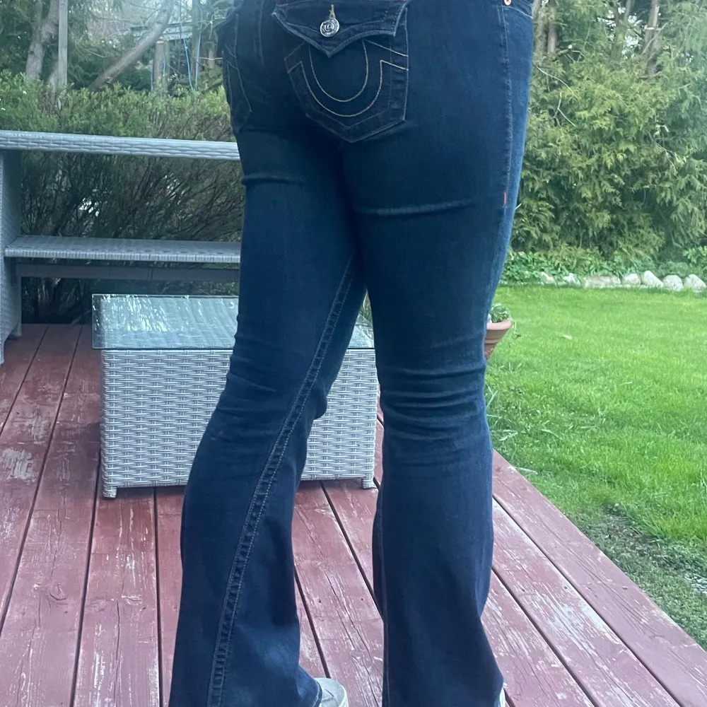 Bootcut lowrised jeans köpa från  ”best of brands ” Nästan alldeles nya har endast använts 2-3 gånger. Är i storlek w29 Säljer de pågrund av att de är för stora .  Jag är 170 och de är för långa för mig Möts gärna up! Kan även tänka mig att byta ngt . Jeans & Byxor.