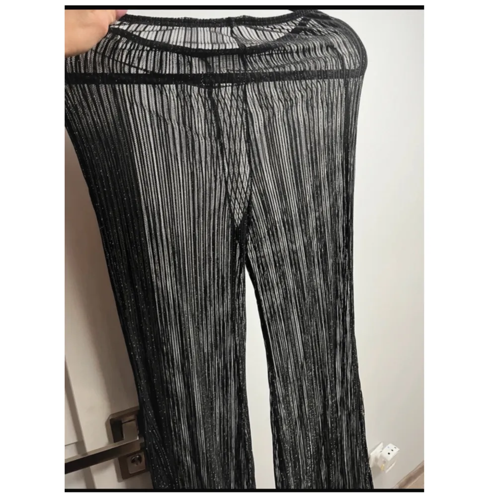 Ett par snygga genomskinliga glittriga byxor. Svarta och silvriga. Säljer pga för korta på mig som är 174 cm. 🖤. Jeans & Byxor.