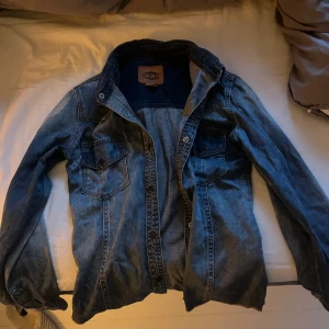 snygg jeans jacka! - Skön o unik!(inga fler bilder) Märket går inte att välja in till plick då den är vintage!
