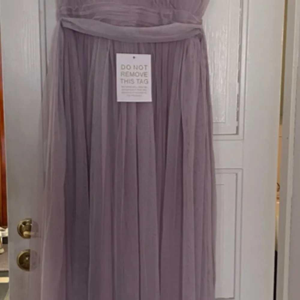 Helt ny bal/festklänning i storlek 38! Klänningen är från märket Beauut men är köpt från ASOS. Klänningen är aldrig använd och prislappen är fortfarande på🥰Skriv om du är intresserad☺️. Klänningar.