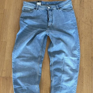 Oanvända ljusblå jeans - Oanvända jeans med taggar kvar, endast testade. W34 står highwaist men kan användas som lågmidjade raka brallor, något pösiga i och med balloon fit. Kom dm vid ytterligare funderingar. Pris kan diskuteras