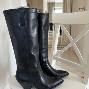 Knähöga cowboyboots zara  - Storlek 40. Använda en enstaka gång. Fint skick! Passar perfekt nu till vår, sommar, höst jaaa you name it!! KAP 🤞🏽🫦🤠 nypris runt 1000-lappen. 
