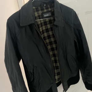 Skinnjacka  - Fin vintage skinnjacka Perfekt till sommarkvällar 🩵