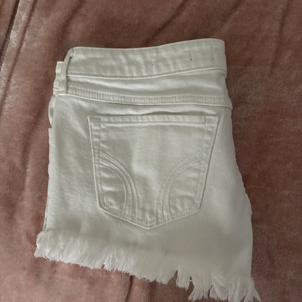 Säljer dessa vita lågmidjade shortsen från hollister, köpte dessa för några år sedan och har använt de 1 gång så de är i nyskick, skriv gärna om du har frågor💕priset går att diskutera . Shorts.