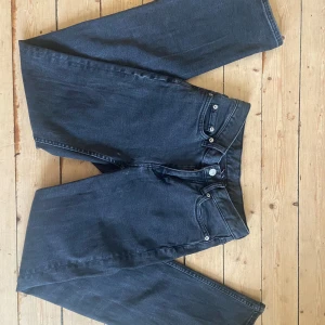 Svarta Midwaist Jeans   - Säljer mina svarta mid waist jeans från Weekday då dem inte passar längre. De är i storlek 24 och modellen twig.  Köpta för 550kr och säljer för 250kr🌟💛