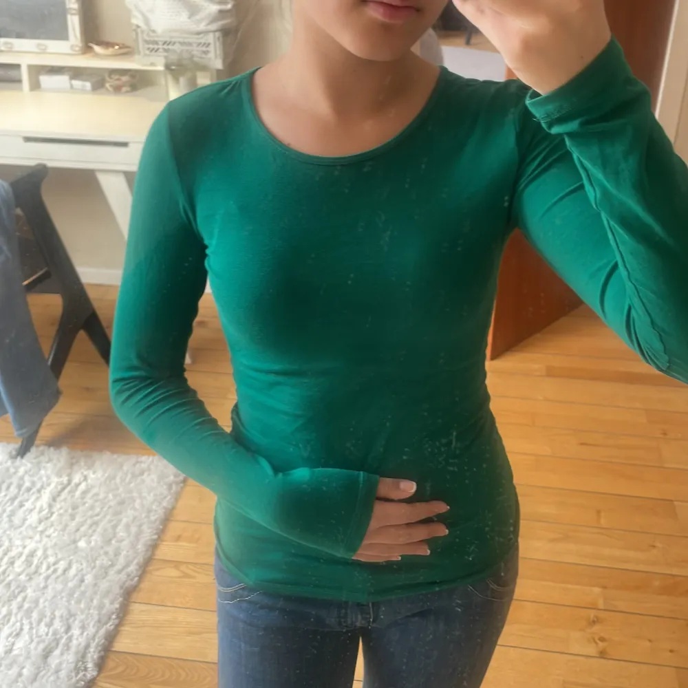 En söt grön tröja från hm som inte kommer till användning längre men är i fint skick🤍. Toppar.