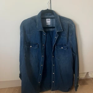 Jeansskjorta - En blå herr jeansshorta från Zara i storlek XL. Knappt använd så jättebra skick. Relaxed fit! Säljer för 100kr 💙