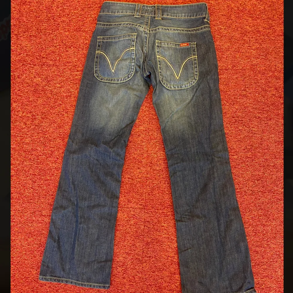 Utförsäljning!! Retro utsvängda lågmidjade jeans i storlek 34/36. Skriv för mått💕. Jeans & Byxor.