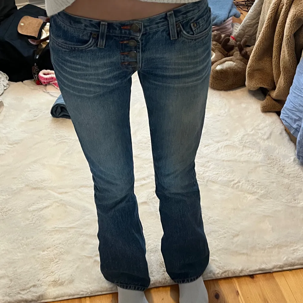 supersöta jeans som inte kommer till användning! jättebra kvalitet❤️ de är low waist och bootcut!  mått: innerbenslängd 81 o midja 35 cm rakt över!. Jeans & Byxor.