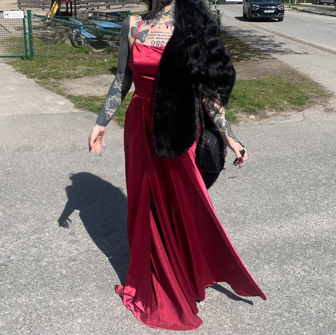 Vinröd balklänning i satin med öppen rygg - 90