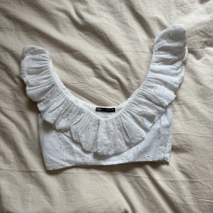 Sommartopp - Söt sommartopp från zara!🌸 topp med broderier på ifrån zara. Storlek XS. Använd några gånger, väldigt bra skick!💗