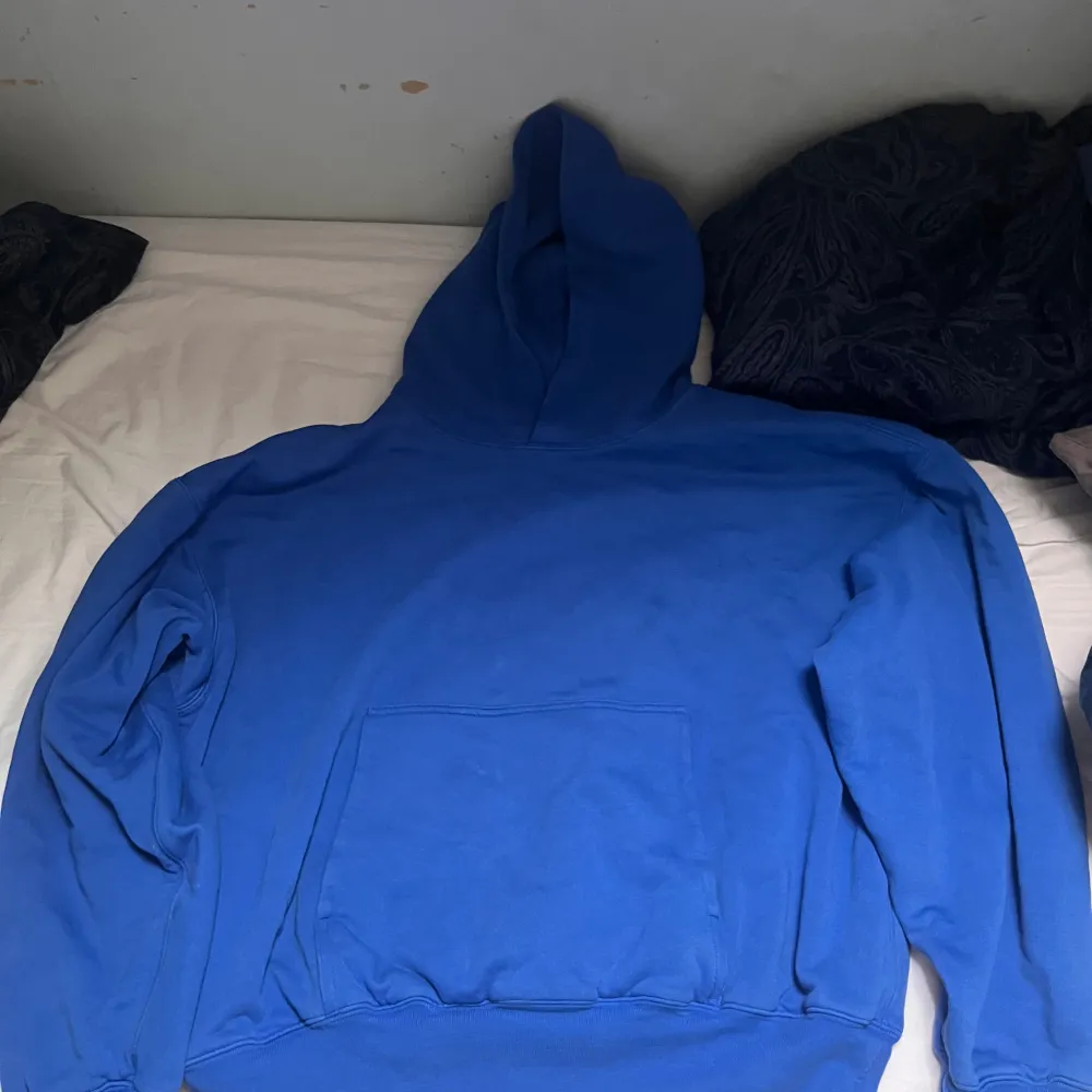 Blå YZY X GAP hoodie i storlek M i bra skick. Extra varm och skön då det finns dubbla lager. Kvitto från GOAT finns.. Hoodies.