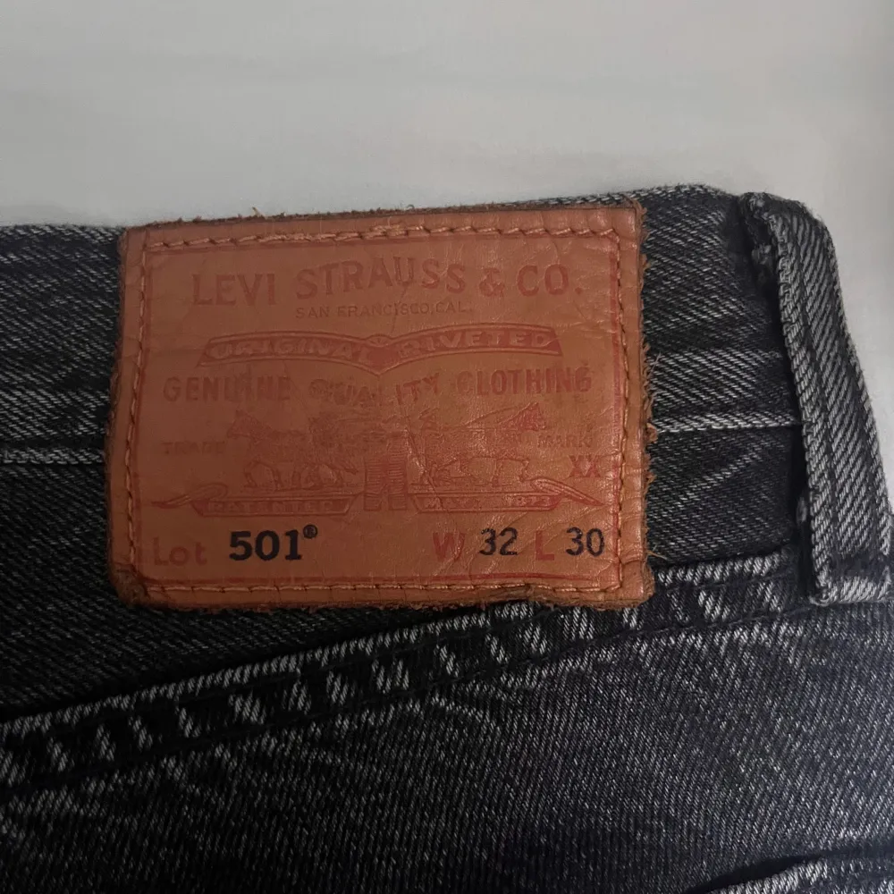 Svarta Levi’s 501or i storlek 32/30i bra skick. Köpta i Levi’s affär i Hamburg.. Jeans & Byxor.