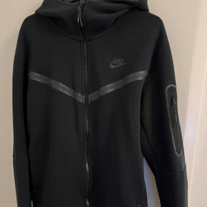 Nike Tech Fleece - Svart - Svart Nike Tech Fleece Medium Pris och frakt går att diskutera!  Dm för fler bilder! 