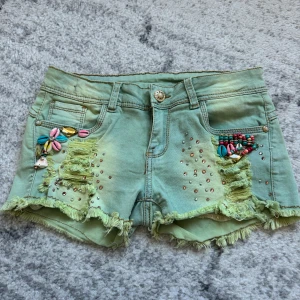 Lågmidjade shorts  - Har massa fina detaljer på sig. Står storlek M på etikett men sitter absolut mer som en s, de är även lågmidjade. De har en liten fläck uppe till vänster men går säkert att få bort😀☀️