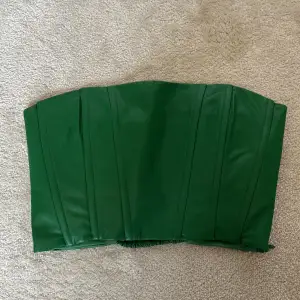 Grön corset topp från zara!💚 använd en gång, så typ nyskick. Storlek XS. 