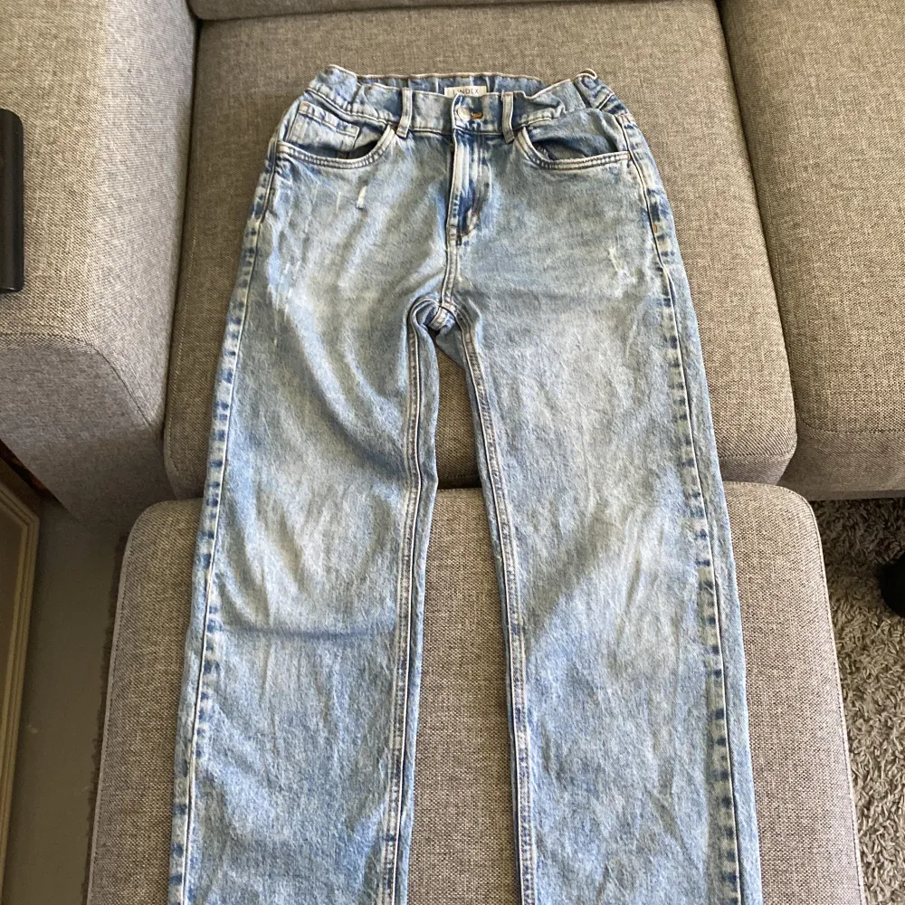 Rensar garderoben och hitta ett par jeans från Lindex i storlek S. Inga defekter förutom några lösa trådar vid fotterna men de kan man enkelt klippa bort. Säljer för 50kr eftersom att de inte är något fint märke men byxorna e snygga. Nypris 499kr. . Jeans & Byxor.