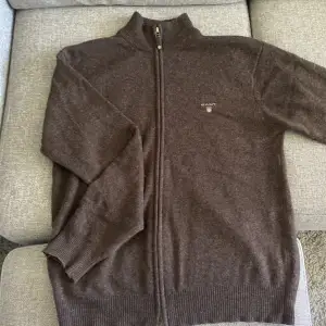 En fett Gant zip tröja med krage i storlek L. Den är stickad och köpt på GANT.se nypris 1200kr men säljer för 700kr inga defekter. Hör av er vid köp.