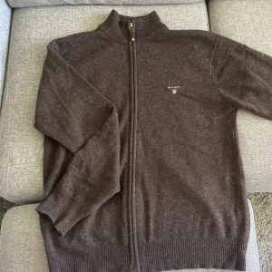 Gant Zip tröja  - En fett Gant zip tröja med krage i storlek L. Den är stickad och köpt på GANT.se nypris 1200kr men säljer för 350kr inga defekter. Hör av er vid köp.