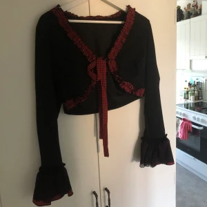 kofta - gullig ”kofta” som funkar bra som layering piece, endast testad men passar inte min stil 💗 snörning för att knyta framtill 