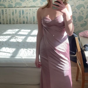 Balklänning  - Så fin lång balklänning, aldrig använd bara testad❤️