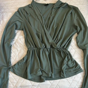 Fin omlott topp! - Fin omlott topp från gina tricot som är i nyskick! Storlek XS och säljs för 90kr❤️