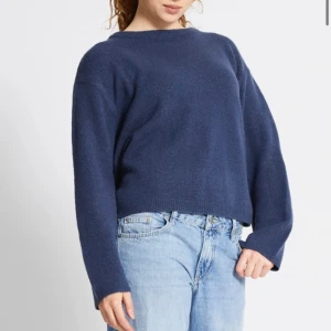Marinblå stickad tröja - Superfin stickad tröja från Lager 157, köpt för 150kr, säljer för 50kr💞 Endast använd fåtal gånger 