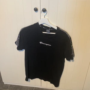 Svart champion tröja - Svart champion tröja har lite doe fläckar men inget som syns när man har på sig de, och lite små sol blekt men inte så man tänker på de, storlek M