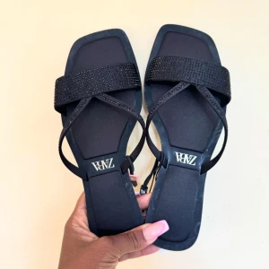 Glittriga zara sandaler - Super fina glittriga sandaler från zara, använda 2 gånger, nyskick och tvättade🎀 Finns inte att köpa längre nypris 400kr, skriv för frågor!! Strlk 40 men funkar för 39