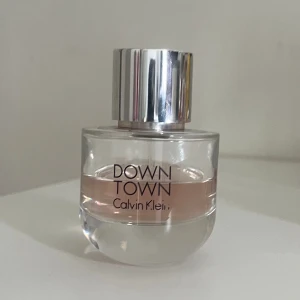 Calvin klein Parfym - Säljer denna Calvin klein down town parfym. Den är använd lite mer än hälften så ungefär 45 ml kvar. Kontakta vid fler frågor! 💖