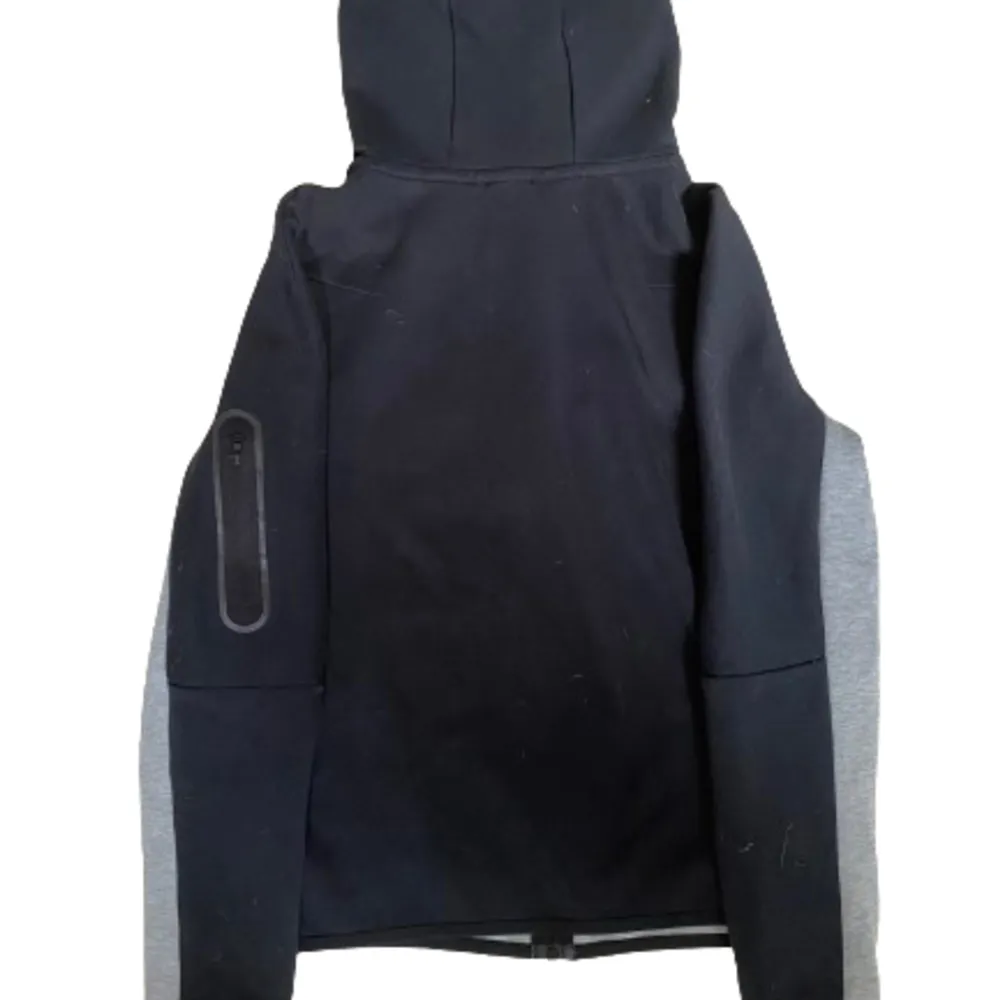 Säljer nu denna trendiga hoodie från Nike | Skick : 10/10, knappt använd | Pris : Nypris : 1000kr, mitt pris 399kr. Priset är inte hugget i sten | Om du har några frågor är det bara att höra av dig! ❤️. Hoodies.