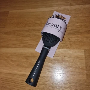 Hårborste - Oanvänd, aldrig kommit till användning då jag använder mina andra borstar🫶🏼
