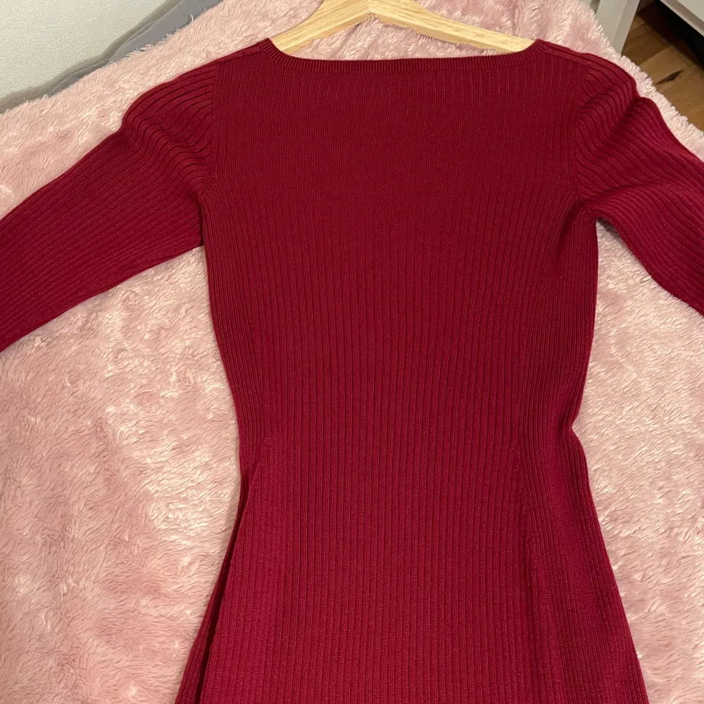 Midi red dress with boat neck. The size comes a little loose. Klänningar.