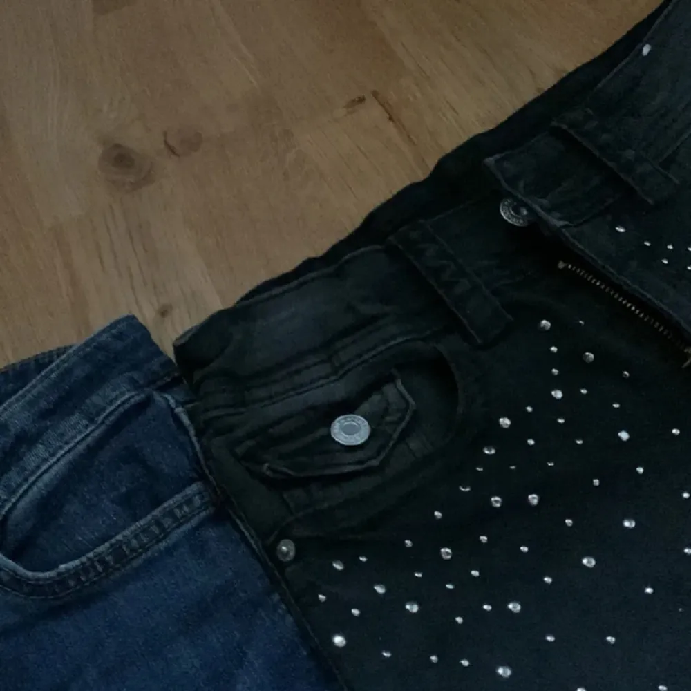 Low waist bootcut jeans med coola detaljer ! Aldrig använda bara tvättade. . Jeans & Byxor.