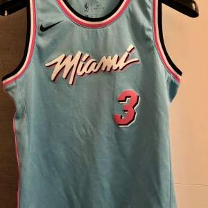 (BARN STORLEK) L Miami Heat basket tröja i ny skick Storleken är 15år ungdom storlek eller L i barn storlekar