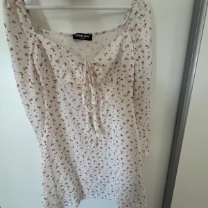 Blommig klänning  - Söt klänning som använts nåt år på midsommar. Perfekt sommarklänning! 