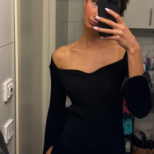 Svart klänning  - Super fin svart klänning från Chelsea! Super skön i materialet!💞