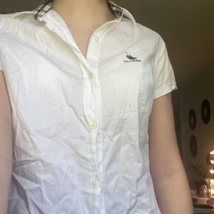  Vit Skjorta  - Har aldrig använda är för liten 