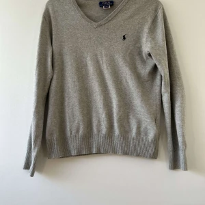 Ralph lauren crewneck - Nu säljer vi denna feta Ralph lauren Crewneck för bara 159 kr. Skick 8/10. Ifall du har några frågor eller funderingar är det bara att skriva till oss.  Mvh SVC!!!!