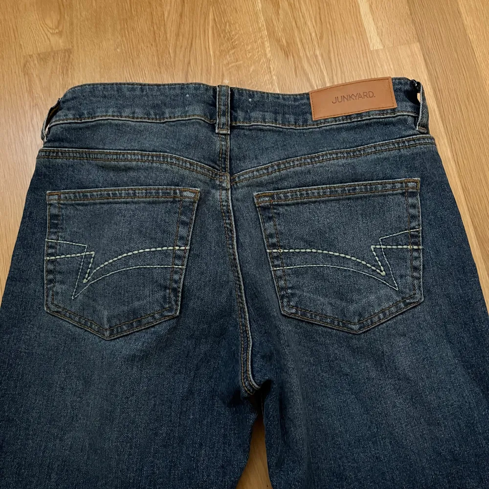 -aldrig använd  -mörkblåa med annan nyans i knäna  -låg midja -Passar en tjej som är 169 -passar på höft mått: 90, eller neråt . Jeans & Byxor.