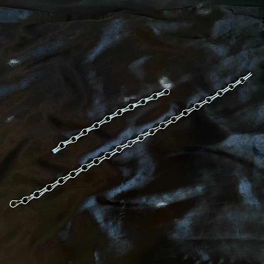 Det finns ett halsband och tre armband tillgängliga. Extra länk följer med armbanden 🔗 Armbanden är 18,5cm. Halsbandet är 40cm. Pris: Armband - 60kr. Halsband - 100kr. Accessoarer.
