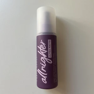 Urban Decay, All Nighter Ultra Matte Setting Spray, 118 ml - Använd en gång. Nästan allt kvar! Säljer pga. att jag köpte fel. Köpt för 435 kr. 