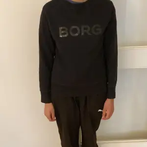 Svart Björn Borg tröja med tryck på tröja  Säljer pga den har blivit för liten  har inte andvänds så mycke 
