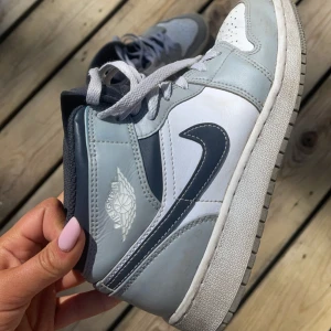 Jordan 1 light Smokey grey MID - Säljer för att de inte är min stil längre, jättesnygga och har tecken på användning, men de är hela utan skador.  Vill gärna sälja så fort så möjligt så priset får att diskuteras!   Du får både lådan och äkthetsbevis med🙌