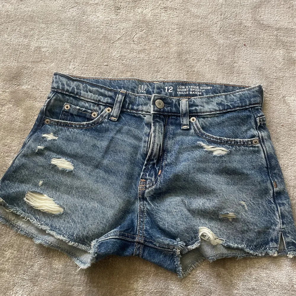 Säljer dessa supersnygga mid-waist jeansshortsen från Gap! Hittar inte de på hemsidan så skulle gissa att de inte säljs längre. De är sparsamt använda men säljs då de inte passar mig. Skulle säga att de är i xs! Pris går att diskutera 💞. Shorts.