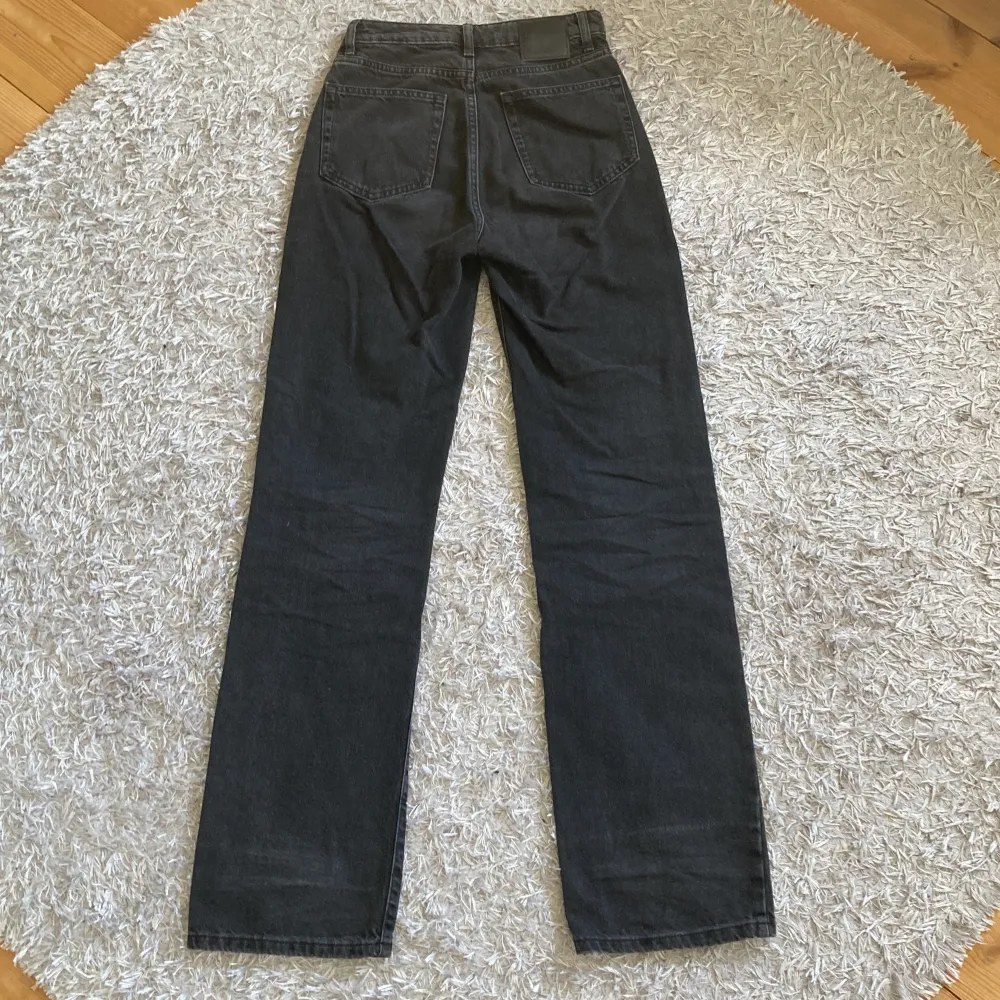 Säljer dessa high whist jeans då dem ej kommer till användning. Skicket är som nytt.. Jeans & Byxor.