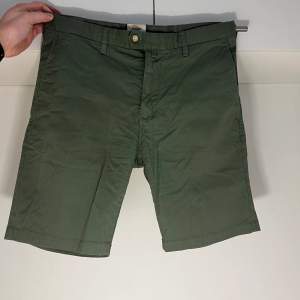 Gröna shorts i mycket fint skick från Brothers. Storlek 32”