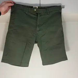 Gröna shorts i mycket fint skick från Brothers. Storlek 32”