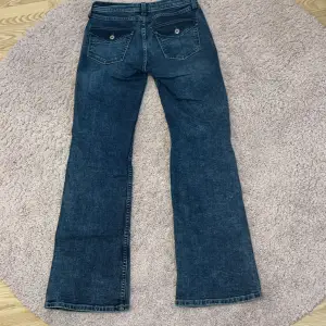 Ett par lågmidjade flared jeans med lockfickor från H&M i storlek 36. De är i bra skick. Säljes pga de inte kommer till användning längre. Originalpris 249kr och mitt pris 150kr.
